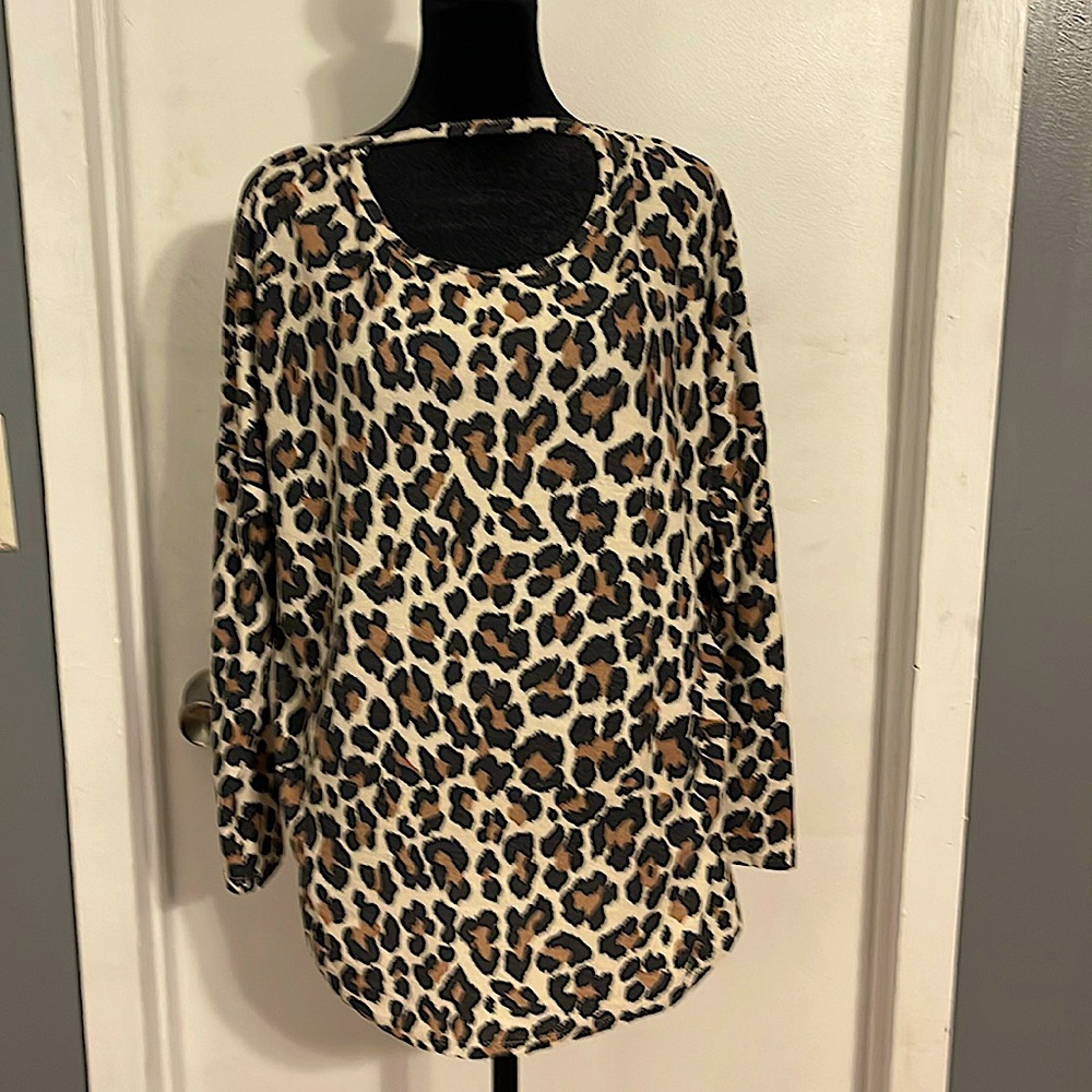 CY Fashion leopard print long sleeve light shirt. Size large. Great condition
